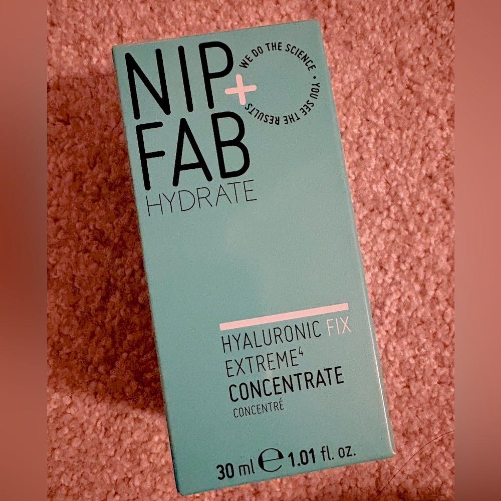 Nip + Fab Hydrate Hyaluronic Fix Extreme Concentrate  
30 ml.   1.01 fl oz.
